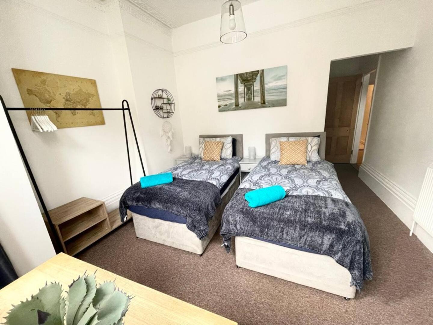 Family Friendly Flat Just Minutes From The Beach! พอร์ตสมัธ ภายนอก รูปภาพ