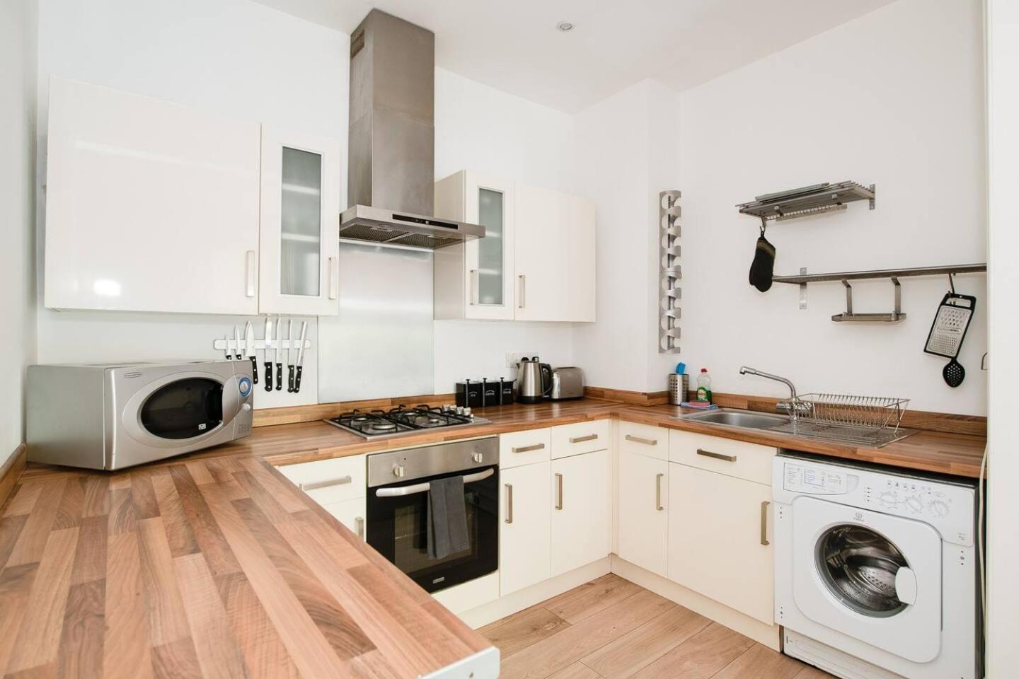 Family Friendly Flat Just Minutes From The Beach! พอร์ตสมัธ ภายนอก รูปภาพ